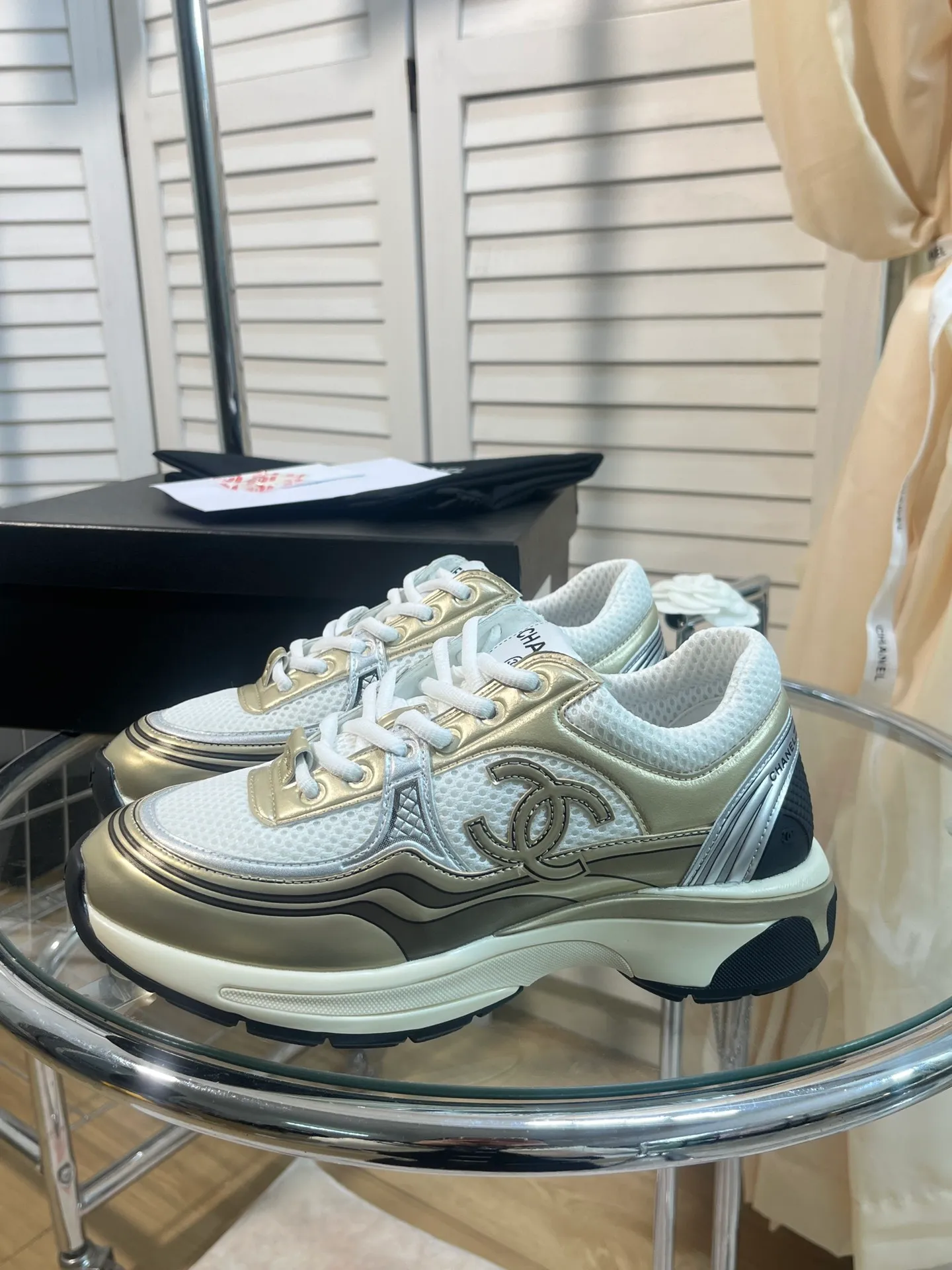 👟👟Ex-factory price 640👟👟 Men +10chanel Chanel 2023 early spring vacation series latest casual sports shoes silver white, gold white, silver gray, black and red! Incomparably beautiful and easy to wear, very light, the lining is also super soft, super comfortable, the upper is breathable, the color is high-end and durable, versatile. Upper: cowhide and cloth stitching. Lining: breathable mesh. Original foam combination outsole. Size: 35-45.